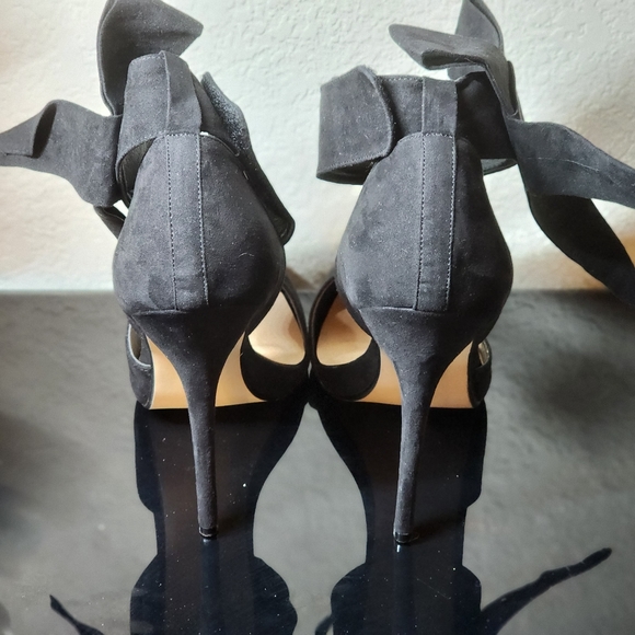 New with box worn once. Black suede high heels with bow on ankle size 10 - Picture 3 of 4
